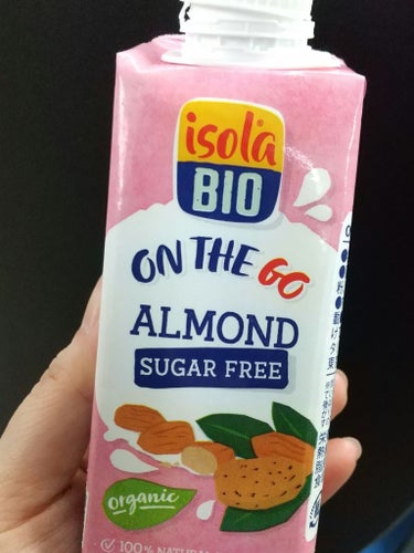 アーモンドミルクのご紹介です👍️

イソラビオ オーガニックアーモンドミルク

イソラビオはイタリアの植物性ミルクブランドみたいです🐤この前スーパーで初めて見つけました😁

原材料は有機アーモンドと食塩
