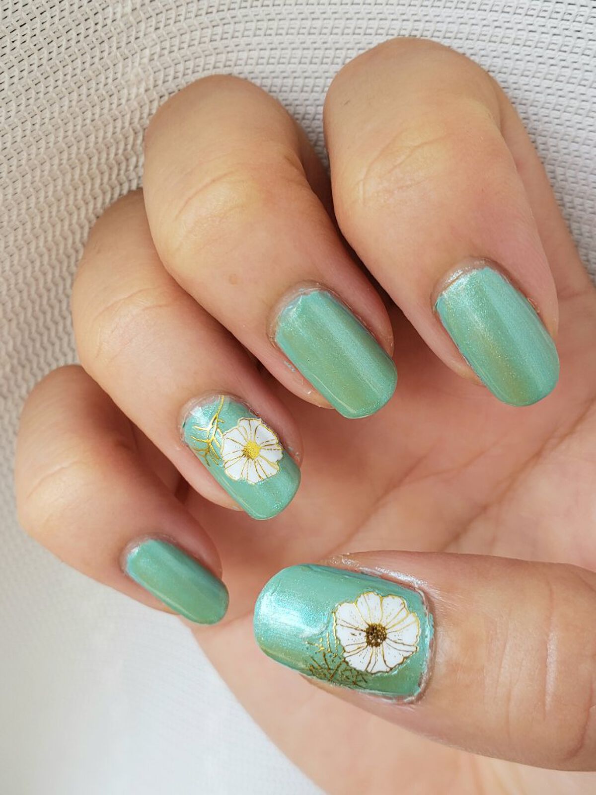 土木系おねいさん on LIPS 「グリーンにラメを重ね塗り。遊び心がある色味だけど、夫からは「フ..」(2枚目)