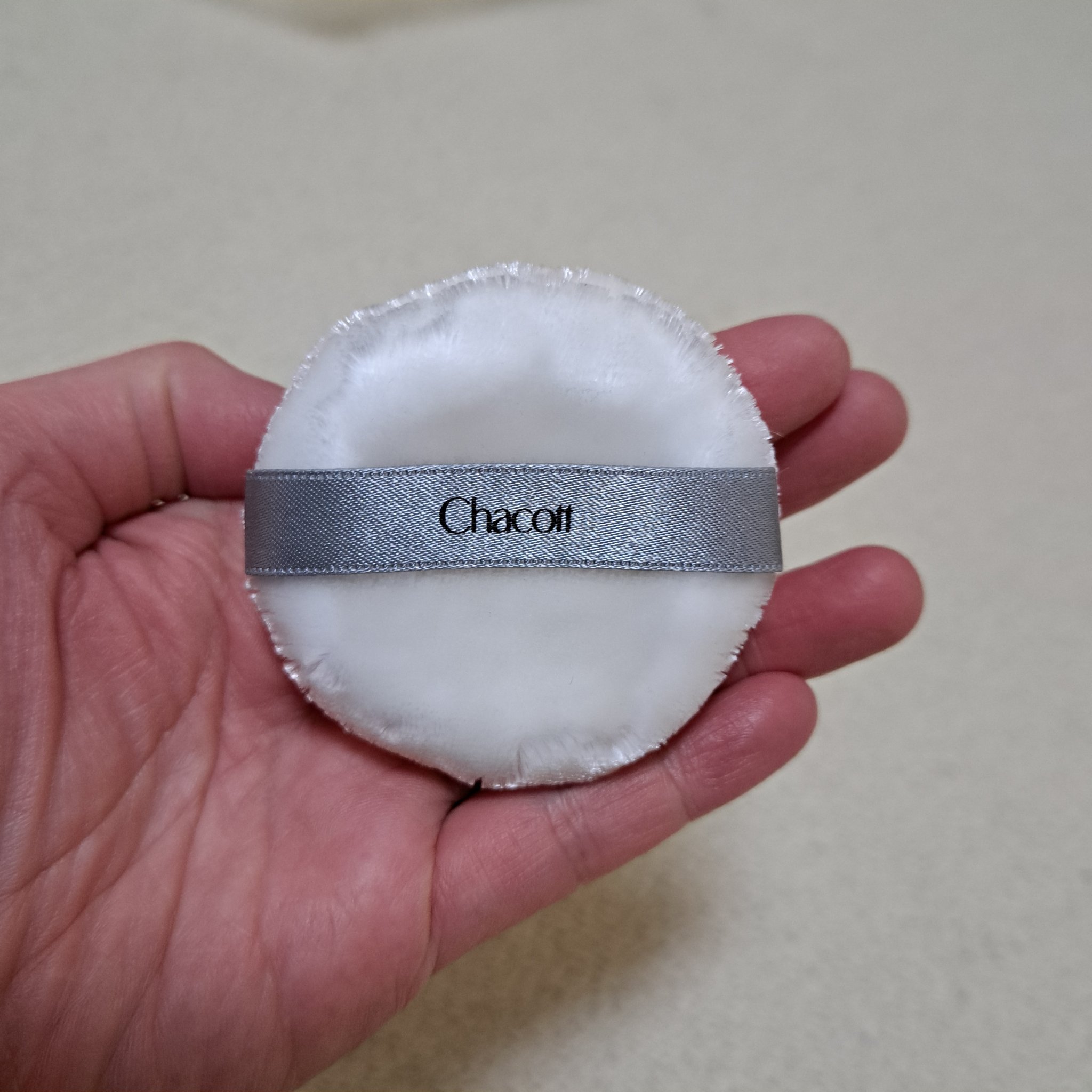 リップスのお買い物でリピートしている商品を購入しています。⭐が4つ以上で尚且つ良かった商品！
チャコットのパフは４回以上購入しているよ。かなり滑らかでパウダー系のフェイスパウダーと相性いいのでオススメ。