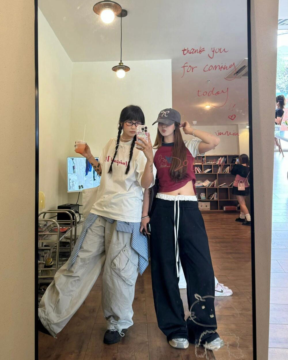 ひとみ on LIPS 「いつでもどこでも呼ばれたらすぐに来てくれる友情は本当に幸福です..」(1枚目)