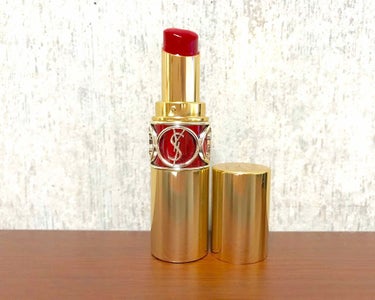 YSL ルージュヴォリュプテシャイン  No.４
です🐉✨
赤リップです💄マンゴーの香りがします🤹🏻‍♀️
時間が経つと少し乾燥する気もします😷なのでリップ下地を塗ってから使用するのが良いかと思います！