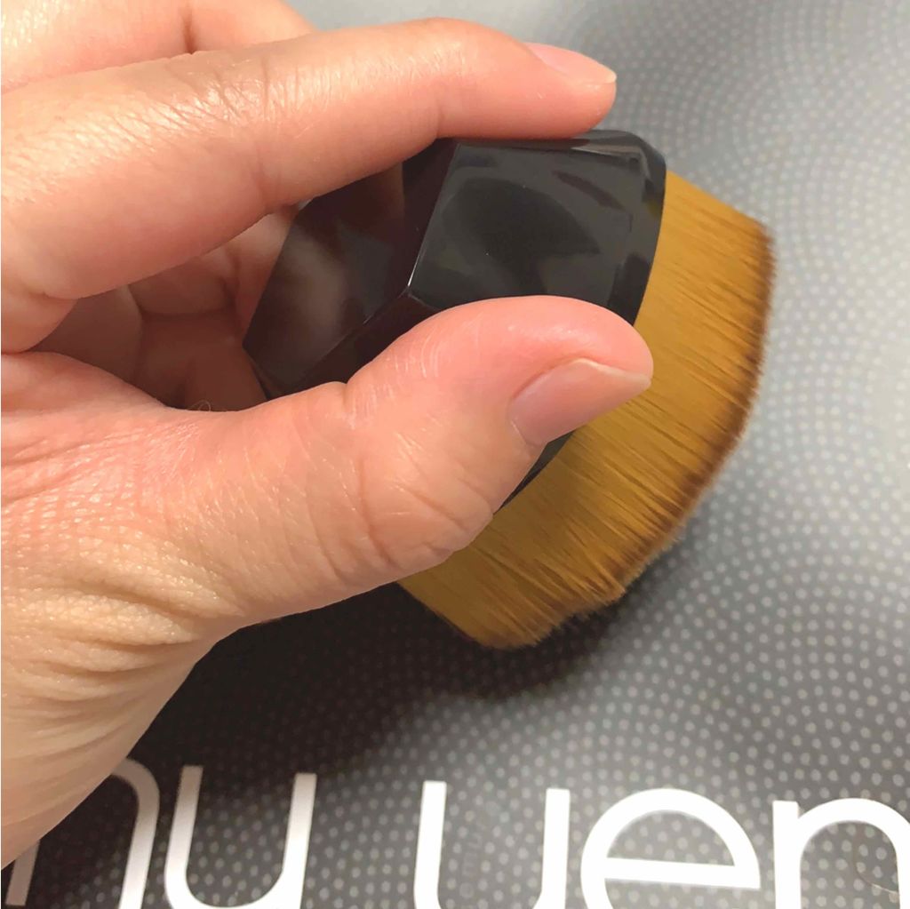 ペタル 55 ファンデーション ブラシ/shu uemura/メイクブラシを使ったクチコミ(3枚目)