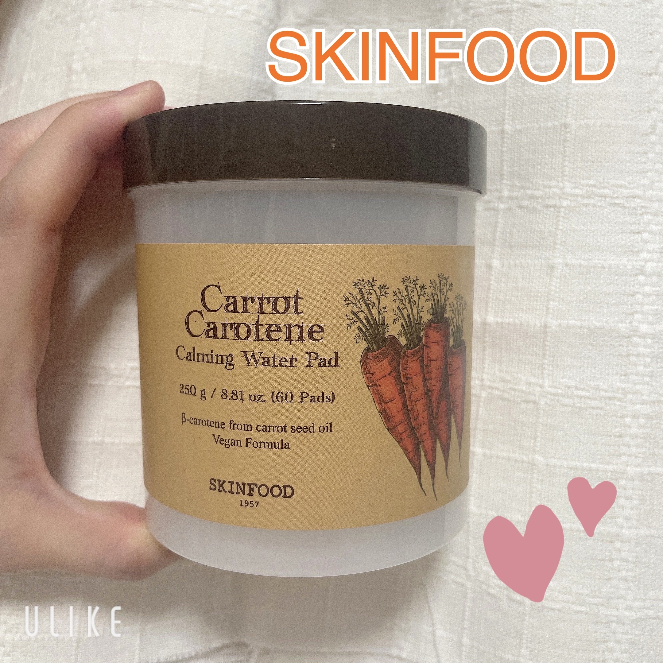 

SKINFOOD
キャロットカロテン カーミングウォーターパッド


デリケートになりやすい肌を落ち着かせる水分パッド


～使い方～
洗顔後、パッドを1枚とり、目と口の周りを避けて
顔全体をやさしく拭き取ります。
集中ケアする場合は、