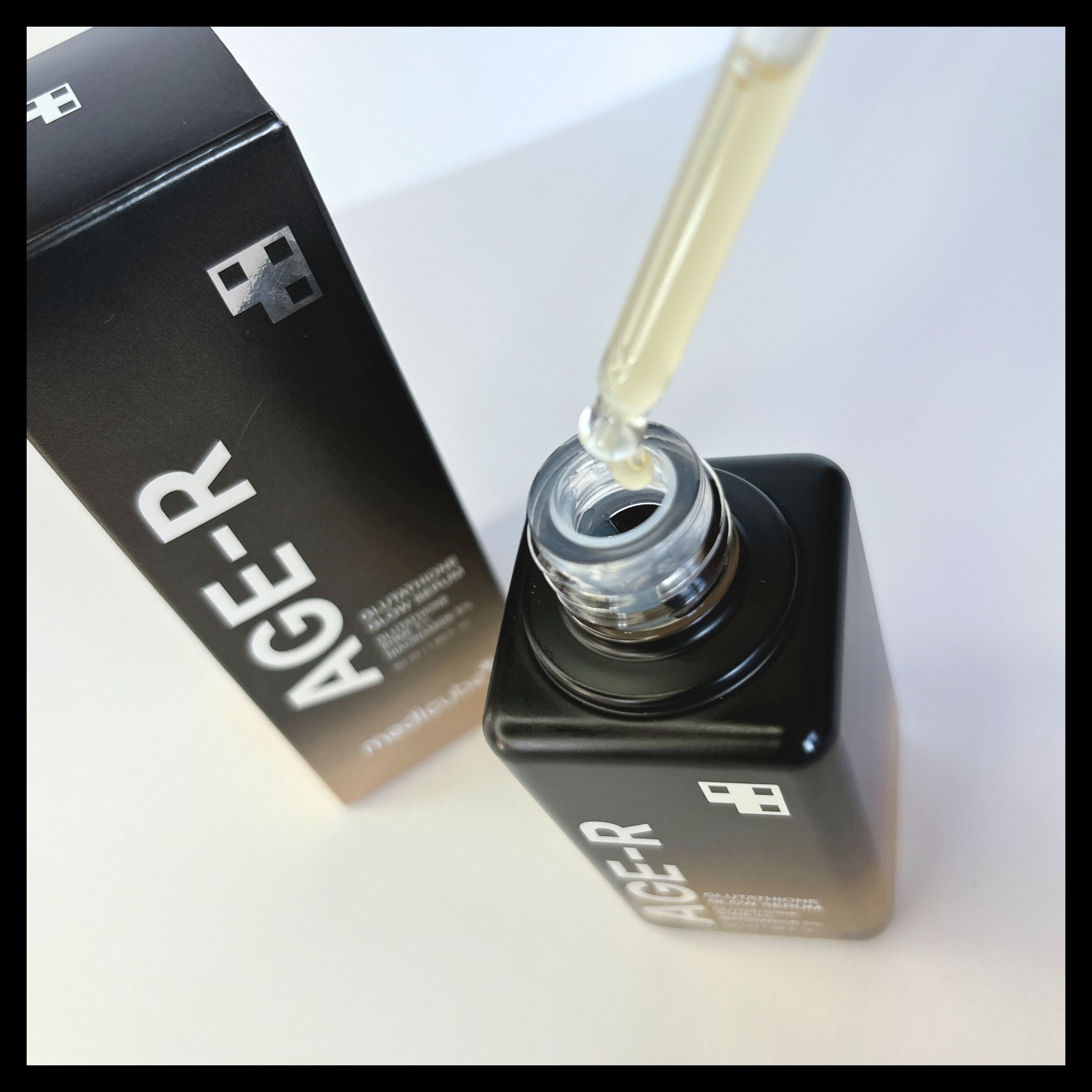 MEDICUBE グルタチオングロウアンプルのクチコミ「純度99.4％塗るグルタチオンアンプル 

とろっとしたテクスチャーですがみずみずしくて
軽い.....」（2枚目）