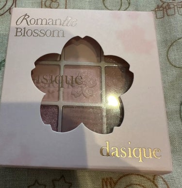 ◎dasique(デイジーク)
　アイシャドウパレット
　ロマンチックブロッサム

桜🌸かわいい〜💓
ずっと欲しかったけど我慢してたのに定番化しちゃったから、店舗でも見ちゃったから、ポチってしまった。正