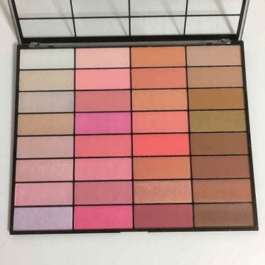 Ultimate Blush Light and Contour Palette/MAKEUP REVOLUTION/パウダーチークを使ったクチコミ（2枚目）