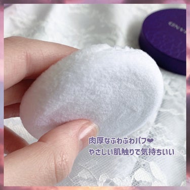 \  話題のタイコスメ!!  /


SRICHAND
Bare to Perfect Translucent Powder🍬




4/1から日本での公式サイトでの販売が開始されているタイで大人気のルースパウダー✨



プチプラなのにデパコスに引けを取らないほどクオリティが高い！と、SNSで話題になっているSRICHANDの新商品です✨

SRICHANDのパウダーはBLACKPINKのLISAさんも愛用しているんだとか！



粉がすごく細かくてしっとりしてる！😦✨
長時間つけてても化粧崩れしにくくて◎✨

この商品の特徴としては、
長時間オイルコントロール効果が続いてくれることと、
空気中の微粒子や汚れから肌を保護してくれること！

これからの季節、花粉とかがすごく気になるから本当にありがたい🙏💗



タイでは新商品なのに、もうベストコスメに選ばれてるみたい👀!!
タイで1番売れているルースパウダーなんだそう！


使ってみた感じ、粉質がいいのはもちろんなんだけど、パフもすっごく肉厚でふわふわなのがめちゃ良かった！
そして、ネットがあることで粉を少しずつ出せるから本当に使いやすい！✨



すっごくおすすめのパウダーなので、気になった方はぜひチェックしてみてください✨
 #買って後悔させません #モニターの画像 その2