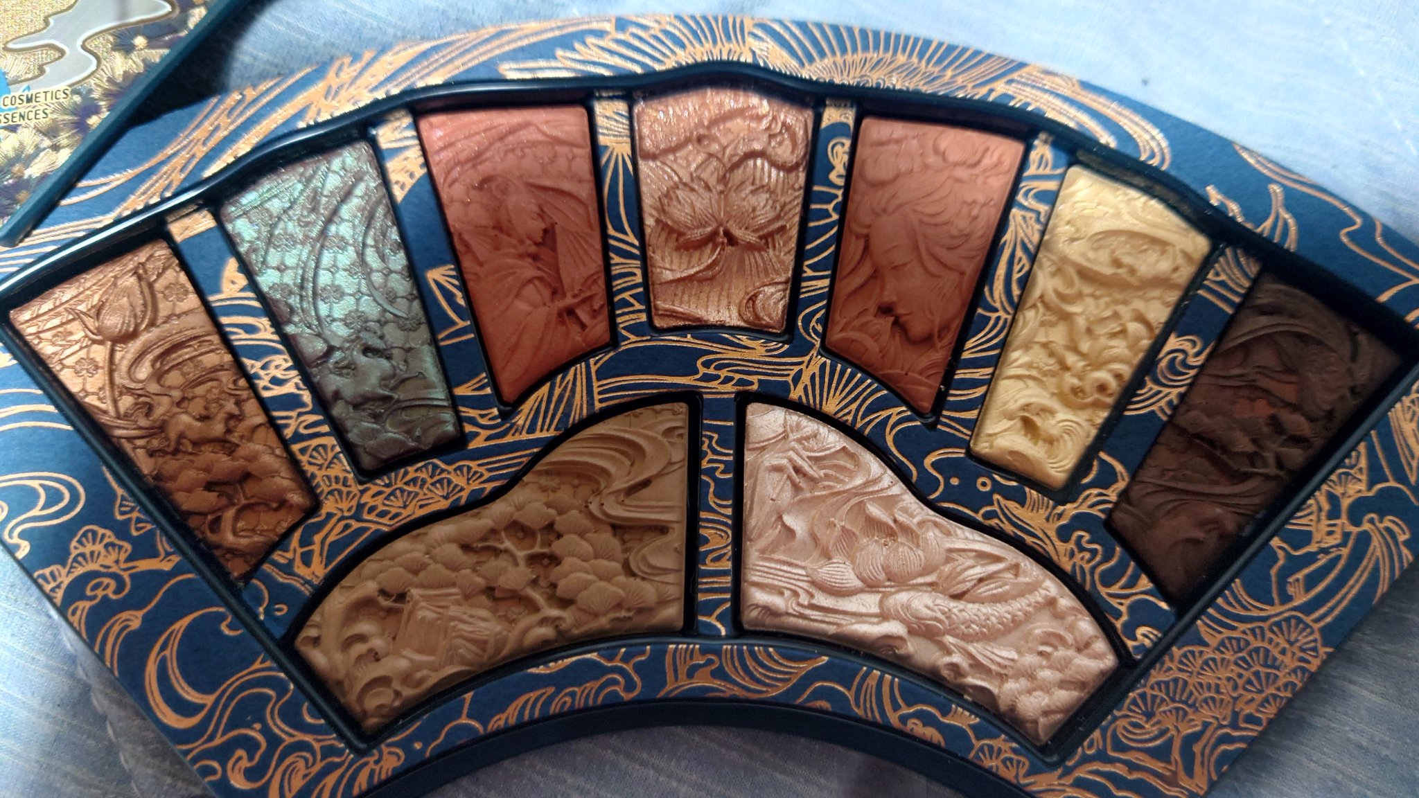 洛神賦アイシャドウパレット 02 驚鴻 / 花西子(Florasis) | LIPS