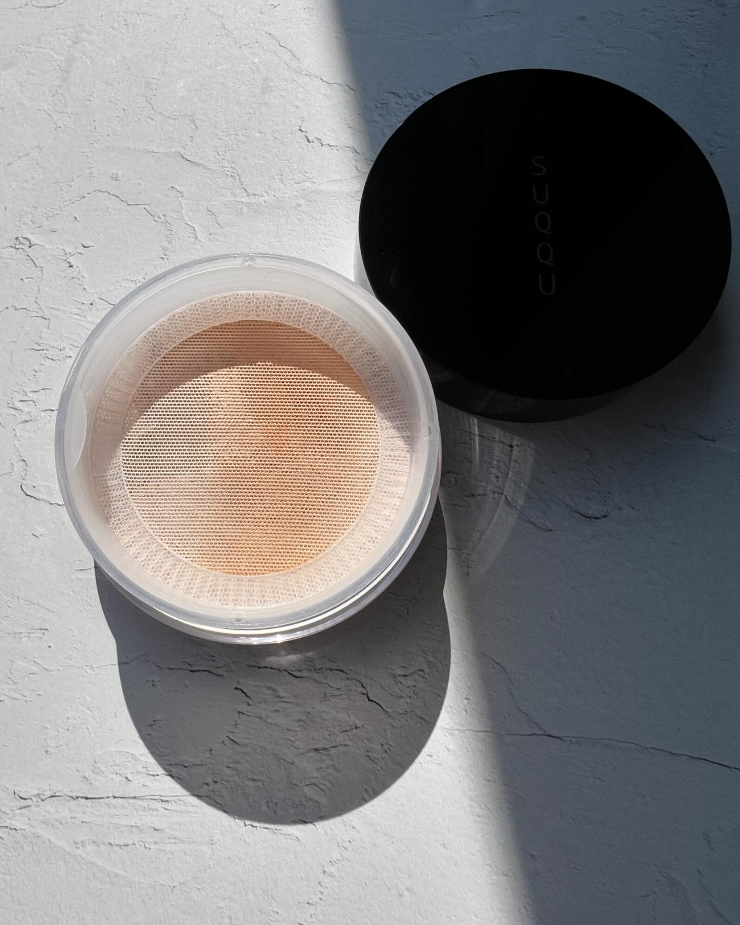 SUQQU オイル リッチ グロウ ルース パウダーのクチコミ「𝐒𝐔𝐐𝐐𝐔 

久しぶりにパサついてない肌で一日過ごせました。
内側からじゅわっと滲み出るよう.....」（3枚目）