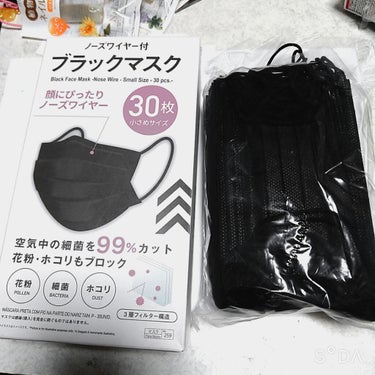 
❁ブラックマスク❁DAISO

販売名
ノーズワイヤー付 ブラックマスク

内容量
30枚
値段
100円(税込110円)

感想
黒マスクが欲し買ったので100円だし買ってみようという事で買ってみま