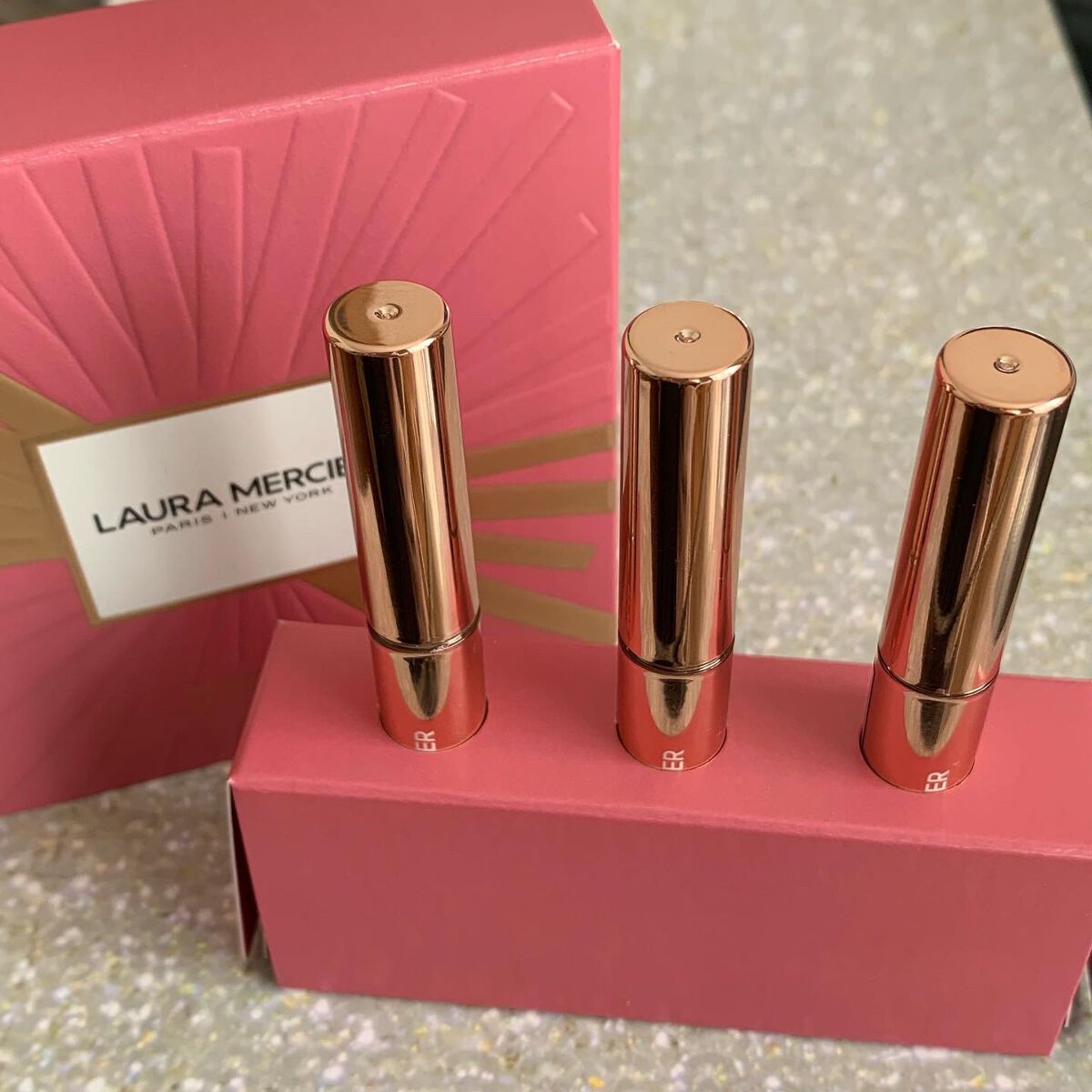 ローラ メルシエ ザ ギフト オブ ア ローズ キャビアスティック トリオのクチコミ「ローズ好きさん必見！お得なキット
✂ーーーーーーーーーーーーーーーーーーーー
ローラ メルシエ.....」（2枚目）