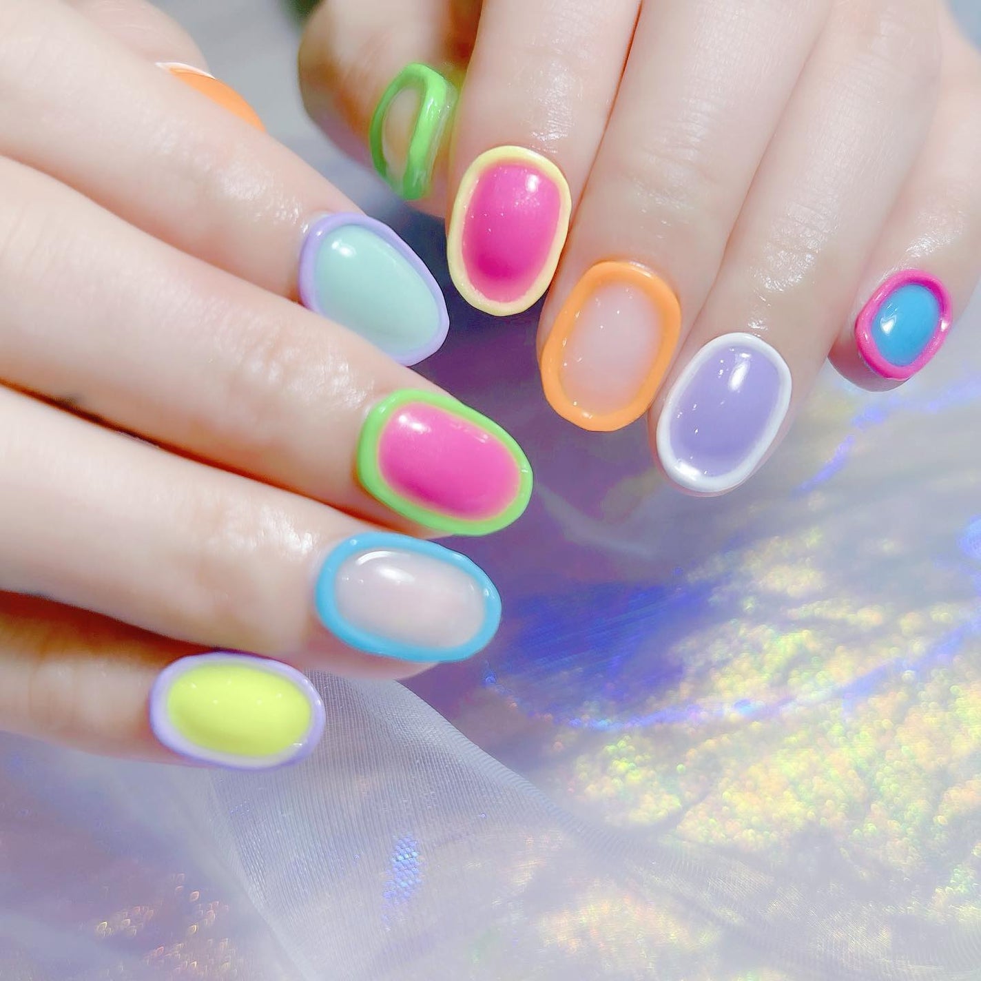 なかやまちえこ on LIPS 「カラフルな囲みネイル💅⠀⠀@reno_vocal⠀施術は@ab..」(2枚目)