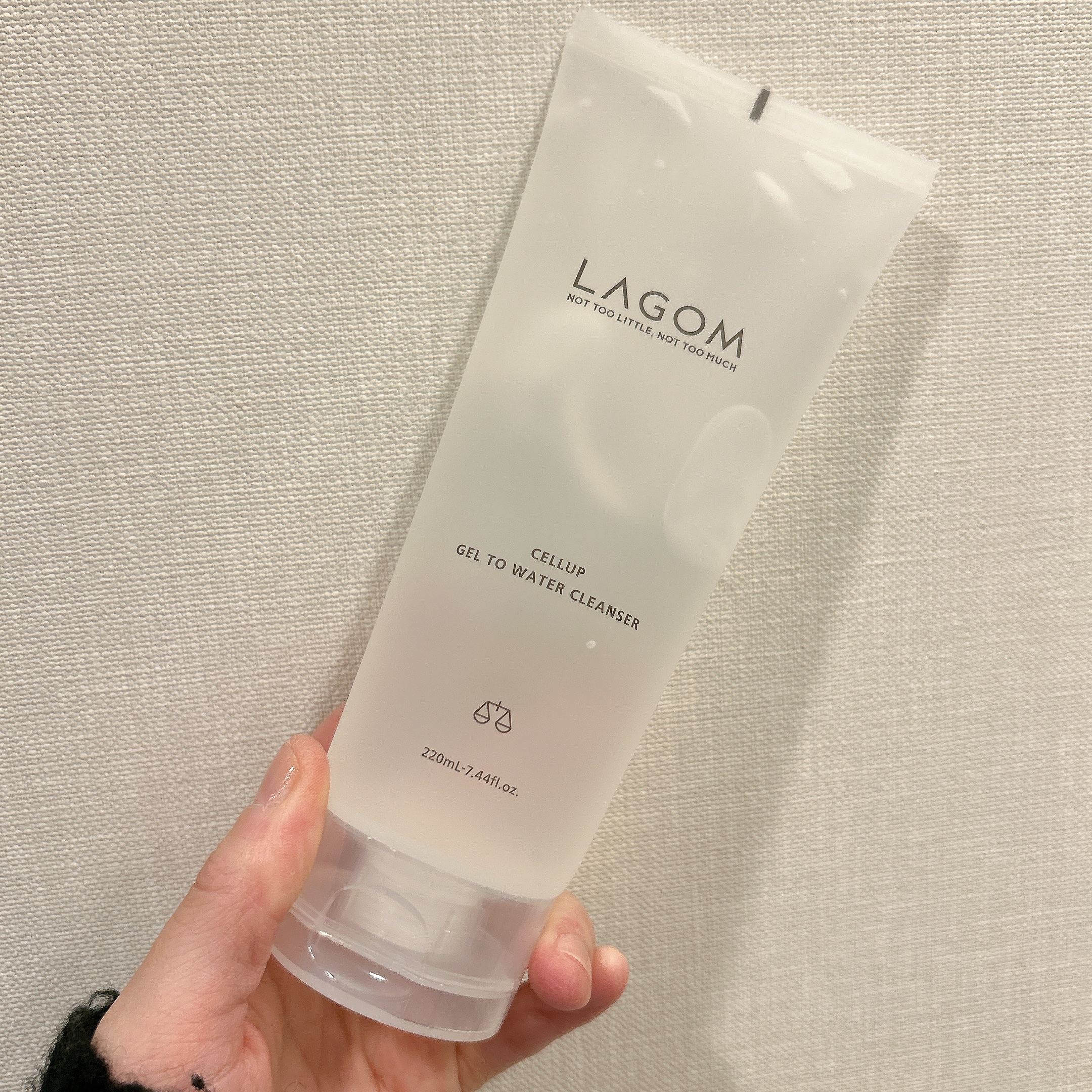🌸LAGOM　ラゴム ジェルトゥウォーター クレンザー　朝用洗顔

ジェルクレンジング
朝に
ぬるっともちもち

小田切ヒロさんがお勧めしていたので購入！
トロッとしたパックのような洗顔で気持ちがいいです！
保湿力も高く、洗顔後のつっぱり