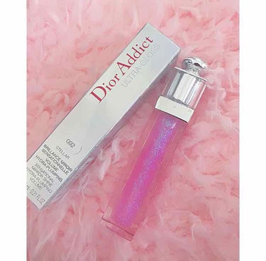 ♡Dior アディクトグロス

❁ラメがぎっしりはいってて唇がキラキラする!!
❁塗るところが小さめだから塗りやすい!!