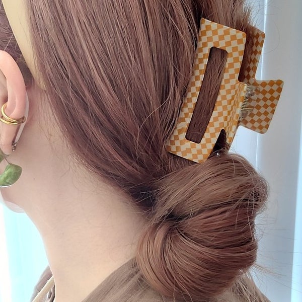 ヘアクリップを留めたまとめ髪