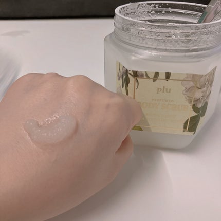 パヒュームドボディスクラブ ホワイトブラン/plu/ボディスクラブを使ったクチコミ(3枚目)