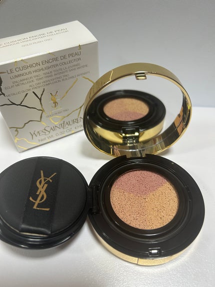 YVES SAINT LAURENT BEAUTE アンクル ド ポー ルクッション ゴールドラッシュ ハイライターのクチコミ「イブサンローランの限定品✨
可愛いすぎるよ🤍
白いパケに金がもうほんとに最高🤍
ファ.....」(2枚目)