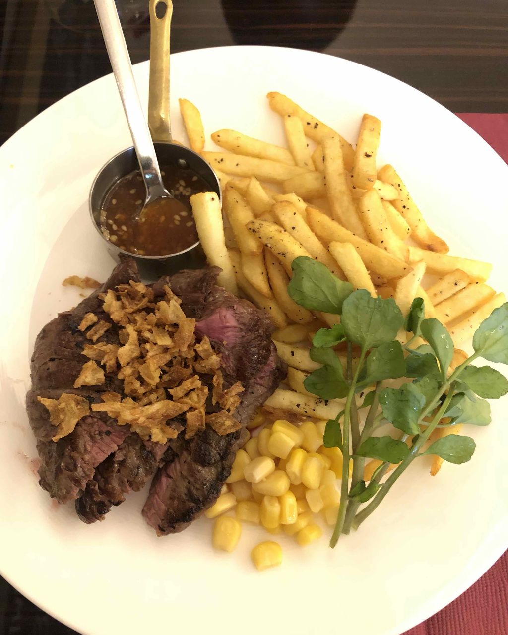 ゴマフアザラシ on LIPS 「ステーキは肌に良い!#王道ブラウンメイク#メイク写真#二重メイ..」(3枚目)