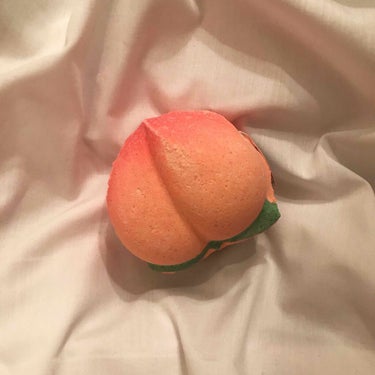 LUSH バスボム ピーチィボム

たまには休息投稿、、🥱✊🏽

LUSHのバスボムってプレゼントに貰ったら嬉しいですよね！可愛いしお肌に良い成分入ってるしで最高ですよね、、🥰

これはバレンタイン限定