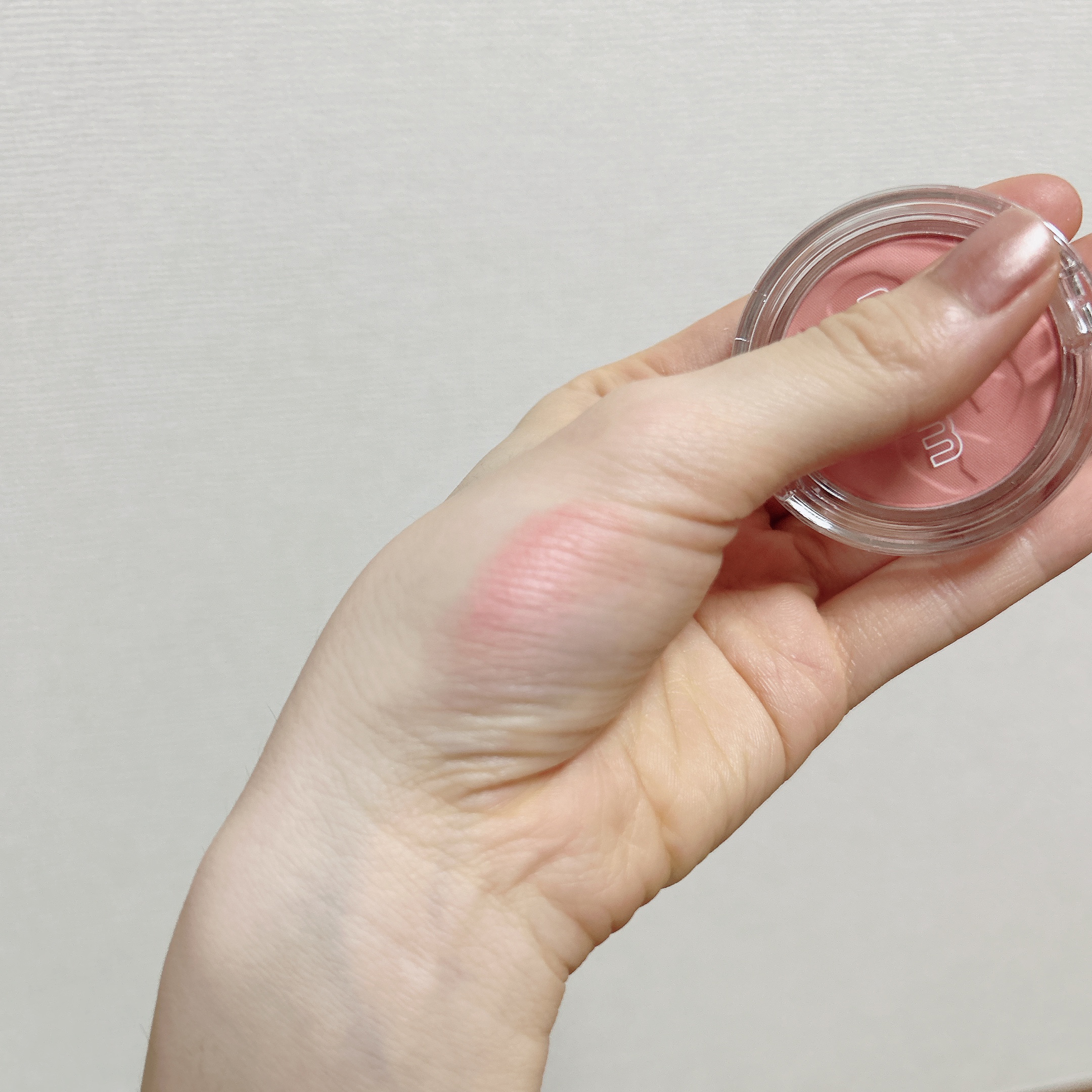 ミニュム リボンパウダーチーク 01 サーモンピンク/minum/パウダーチークを使ったクチコミ（2枚目）