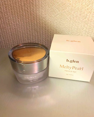 b-glen Melty Pearl  Hand&Nail

真珠エキス配合で、つけ心地はサラッとした感じでございます。
手の甲でパールがほんのりキラキラしていて、ファンタスティック✨✨夜のお食事前によ