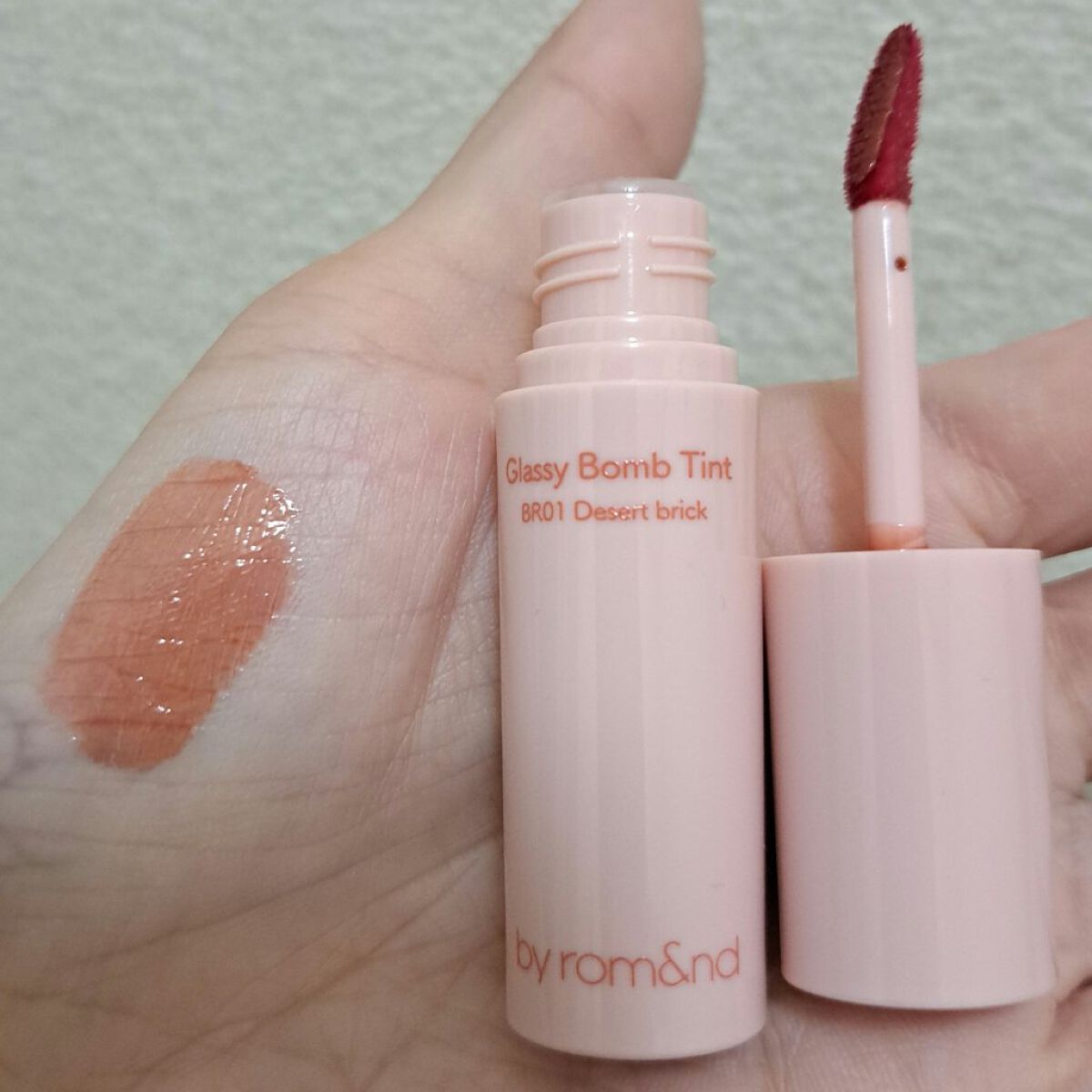 アンドバイロムアンド　グラッシーボムティント BR01 デザートブリック/&nd by rom&nd/リップティントを使ったクチコミ（3枚目）