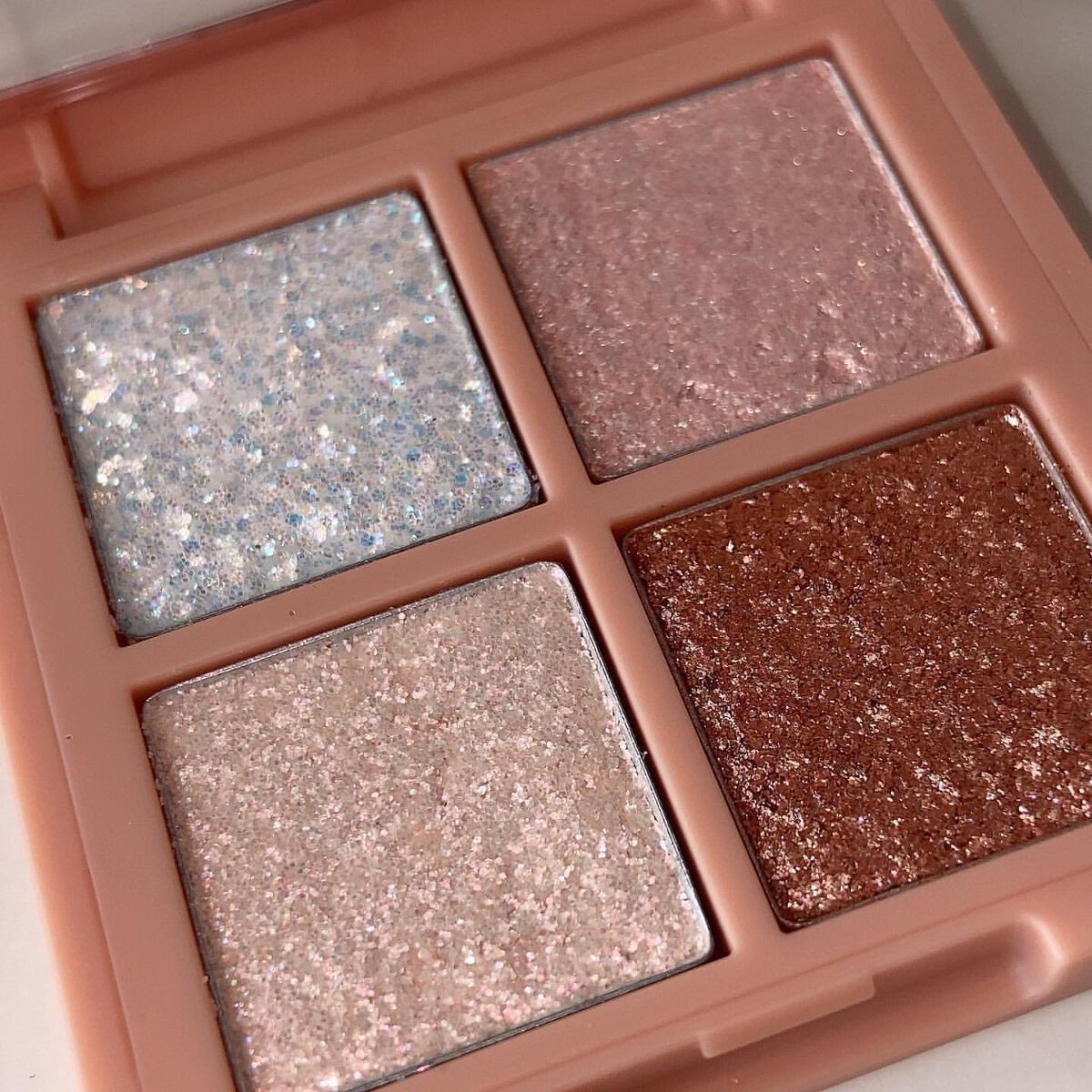 はるかの美容垢🐰 on LIPS 「圧倒的ラメ感✨夏のキラキラメイクはこれで決まりっ!ちょっと前に..」(2枚目)