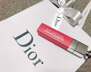 去年の夏鬼リピしてた
Diorのリップタトゥ💄

写真は451番のナチュラルコーラルです。

ミント系のバニラのような匂いがします🌿
塗ったら少しスースーして若干冷たい感じ。

とにかく発色が最強！！✨