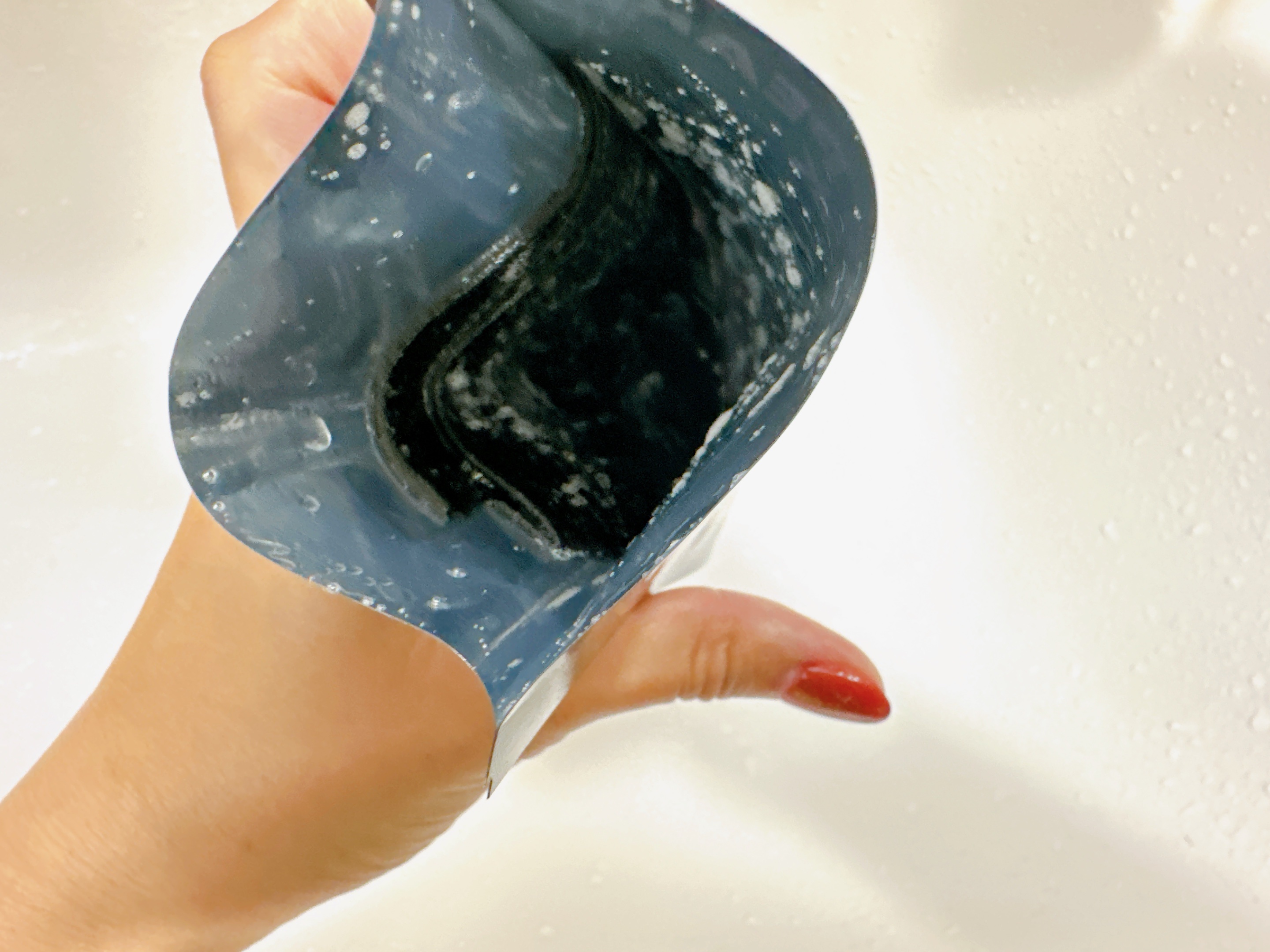 PAX MOLY バブルマスクのクチコミ「洗い流すタイプのシートマスク🖤
⁡
見た目は普通のシートマスクなんだけど
付けて数分置くとモコ.....」（2枚目）