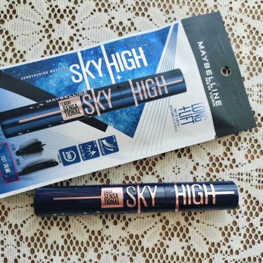 *
MAYBELLINE
SKY HIGH
コスミックブラスト
流星ブラックを使ってみたよ♪

このコームの形にまずびっくり😲
星の光？！のような放射線状のような
なんとも言えない広がりで
際まつ毛も逃