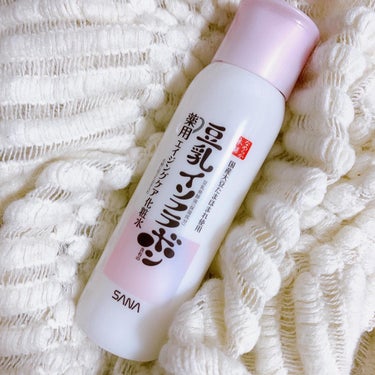 サナ　なめらか本舗　薬用リンクル化粧水　ホワイト　【医薬部外品】　200mL  1,100円（税込1,210円）

☑ 有効成分ナイアシンアミドが、お肌の真皮まで届き、コラーゲン産生を促進し、しわを改善
☑ メラニンの生成を抑制し、シミ・そばかすを防ぐ
☑ ピュアレチノール※2とエイジングケア※1に適した豆乳発酵液※2でハリや弾力感のあるお肌に導く
※1 年齢に応じたお手入れ　※2 保湿成分

大人気の豆乳イソフラボンシリーズから、「薬用」エイジングケアが新発売\( ˆoˆ )/

ナイアシンアミド、ピュアレチノール※2を配合していてしわ改善＆シミ対策*に！！

美容液のようなとろみのあるテクスチャの化粧水で濃厚でお肌にうるおいを与えてくれます◎

エイジングケアのスキンケアは価格が上がったりも多いですが、さすがのなめらか本舗さん、お手頃価格でケアできるので続けやすいのが嬉しい\(//∇//)\

化粧水以外にも、乳液やナイトクリーム、アイクリームなども新発売されているので気になる〜！！

#モニター #豆乳イソフラボン #なめらか本舗 #化粧水 #しわ改善 #シミ対策 #エイジングケア @nameraka_honpo#エイジング#スキンケア#新発売#コスメオタク#コスメマニア#コスメ好き#コスメ垢#おすすめコスメ#ドラッグストア購入品#ドラッグストア#コスメレポ#コスメレビュー#コスメ紹介#美容好き#美容垢#いいね返し#美容好きな人と繋がりたい#コスメ#美容オタク#美容好きさんと繋がりたい#コスメ好きさんと繋がりたい#美容マニア #新作コスメ徹底レビュー の画像 その2