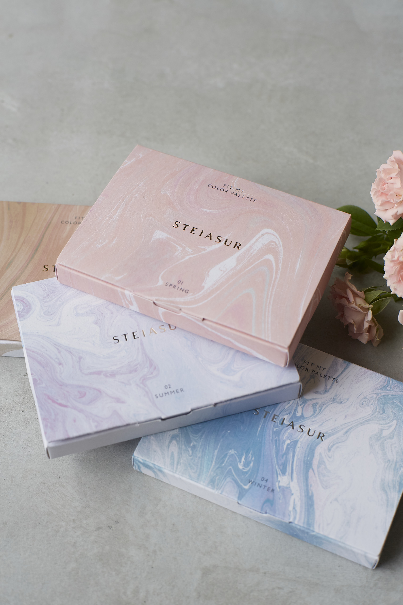 マーブル模様が特徴的なパッケージは、＃パーソナルカラー ごとのイメージに合う色味でデザインされています！
シンプルで落ち着いたグレーの本体ケースとも相性ぴったり。
お手に届いた時のワクワクを想像してみてください✨
------------
