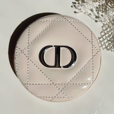 Dior Beauty Lovers on LIPS 「偏光パールが、肌に自然な輝きを与えるハイライター「ディオールス..」（4枚目）