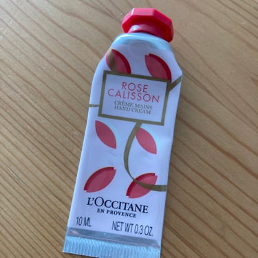 L'OCCITANE ローズカリソン ハンドクリームのクチコミ「L'OCCITANEローズカリソン ハンドクリーム


薔薇の匂いがキツくなく、ふわ〜っと香っ.....」（1枚目）