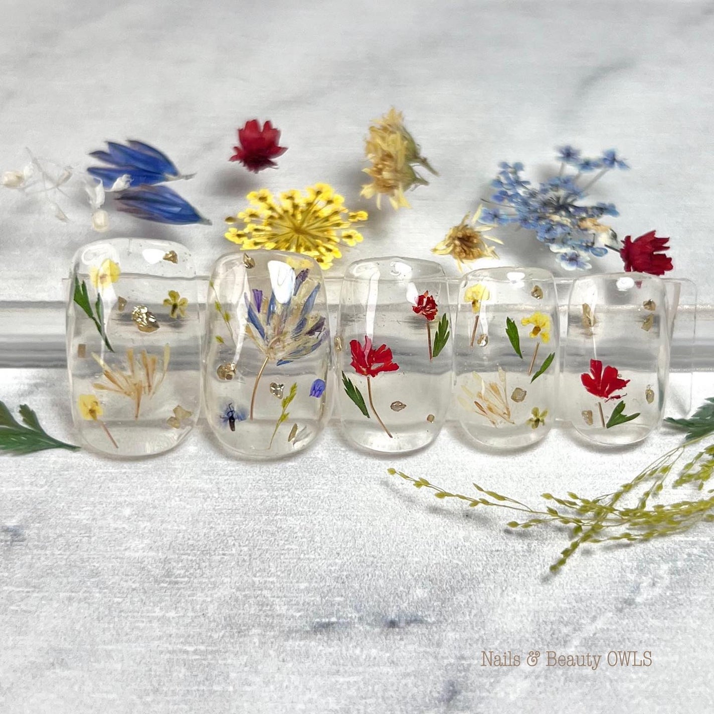 ぴよこれいと あうるす on LIPS 「クリアベースでお花のアート。お花の花びらをちぎり、ちぎりしたり..」(3枚目)