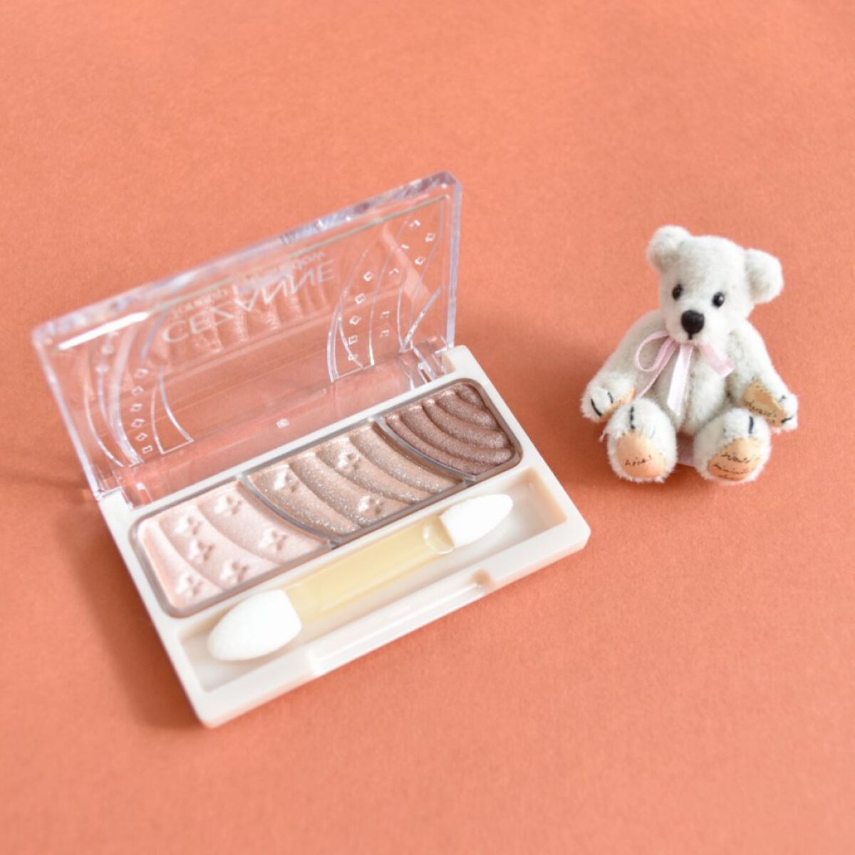 ブラウンが苦手なブルベ肌におすすめの上品なグレージュ×ブラウン×ベージュの王道パレット。

プチプラのブラウンアイシャドウ難民だったブルベ肌の皆さんが思わず歓喜するひとつは持っていたい王道パレットがついにCEZANNEのそれも大好きなトーン