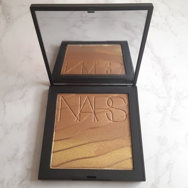 NARS パラダイスファウンド ブロンズパウダーのクチコミ「

大容量のブロンズパウダーです✨


アイシャドウとして使用する事もできます☺︎
ラメがギラ.....」（2枚目）