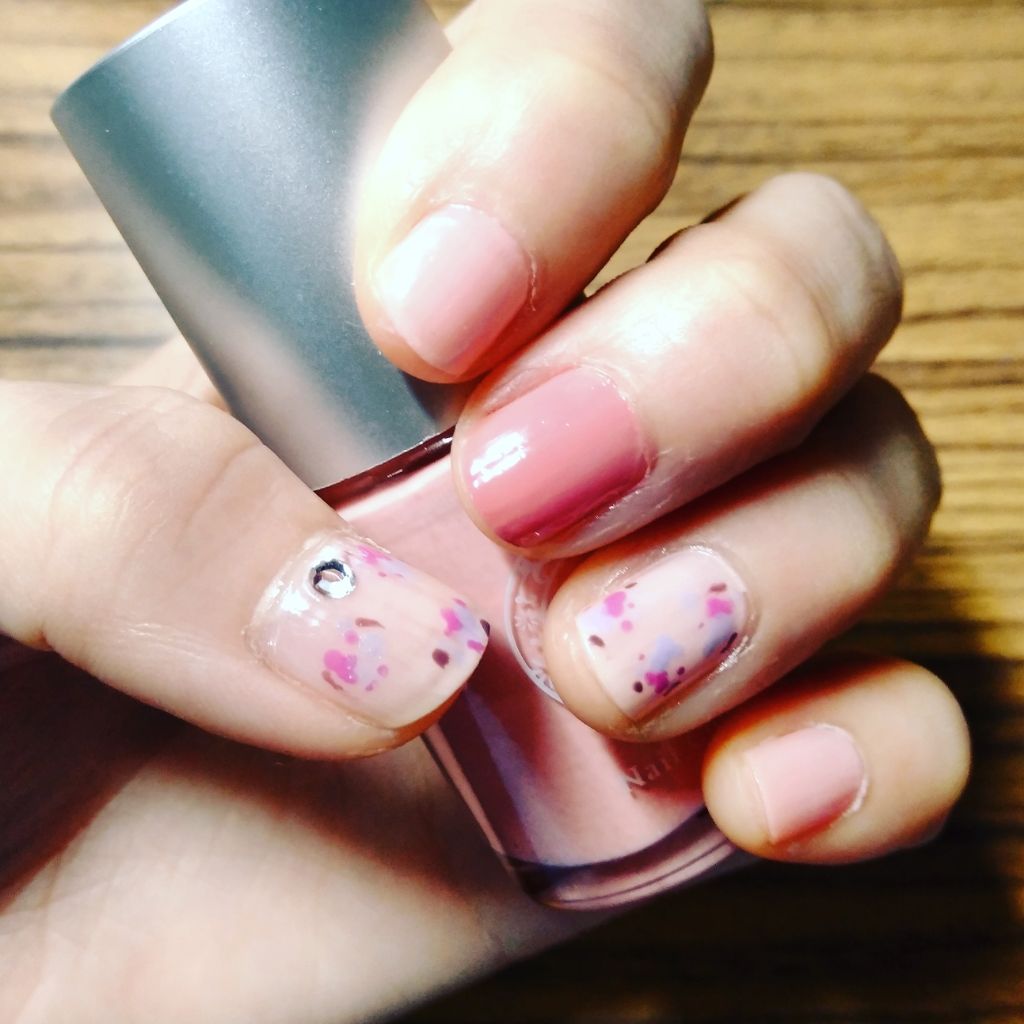 ぬくぬくしずく on LIPS 「簡単☆小花柄☆春ネイルです!小花は爪楊枝でちょんちょんと色をの..」(1枚目)