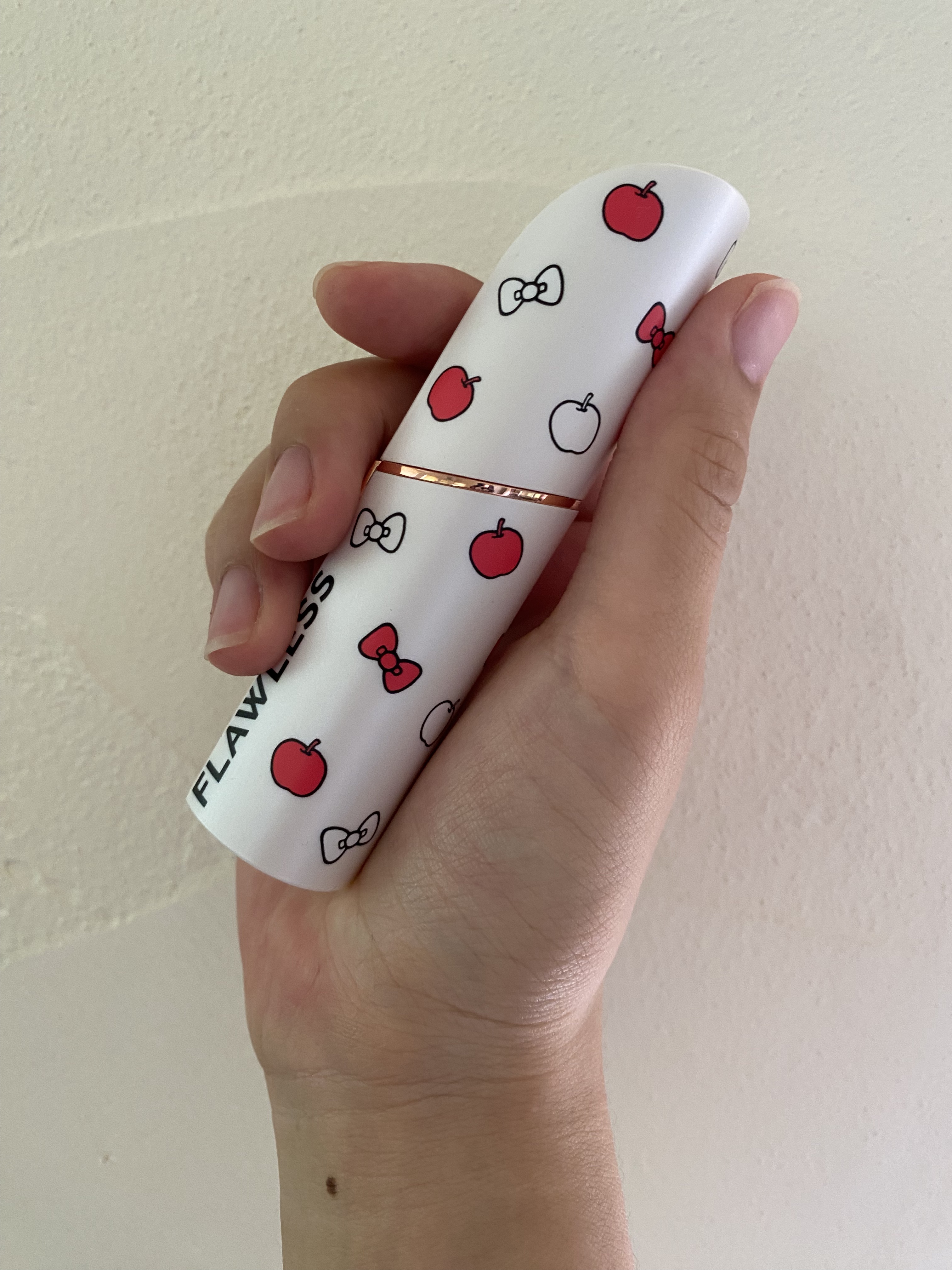 FLAWLESS FLAWLESS レディースシェーバーのクチコミ「🪞FLAWLESS レディースシェーバー🪞


ライトがついて剃るところが見えやすい🍒◎
キテ.....」（1枚目）