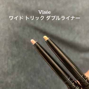 Visée ワイド トリック ダブルライナー

【使った商品】
01 ニュアンスブラウン＆ベージュ
10 ニュアンスレッド＆ベージュピンク 限定

【商品の特徴】
1650円(税込)0.4g 2in1アイライナー 無香料
影色リキッド ラインキープ成分配合
コンシーラー スムースフィット成分配合

【使用感】
手の甲だと比較的スルッと描けるが涙袋だと
結構固めの質感
塗布直後に指で暈してもあまり綺麗な仕上がりに
なりにくいのと思ったより暈せない
密着後はある程度擦れには耐性あるがよれやすい
のか2~3時間後に鏡を見ると涙袋に下睫毛の跡？
が着いていた
リキッドは薄い発色で涙袋の影にも最適で
こちらは反対に暈しやすい
ただ擦れの耐性は無いので状態によっては
落ちている事もある 
パールは入っていないのと手の甲で描いた時より
ナチュラルに発色、馴染むので勿体ないコスメ
01 ニュアンスブラウン＆ベージュ
肌なじみとナチュラルな陰影カラー
影が割としっかりブラウンなので涙袋当たりを
描き過ぎるとクマっぽく見えてしまう
10 ニュアンスレッド＆ベージュピンク
血色感を足してくれるカラー
涙袋だとピンク感はあんまり感じないので
ピンクにしたいけど攻め過ぎたくない方にお勧め

【良いところ】
肌馴染みの良い発色

【イマイチなところ】
涙袋に使うには硬い
暈しが思ったよりしにくい・綺麗になりにくい
ヨレ・浮きやすい

【どんな人におすすめ？】
強いて言えばお直し用コスメとして
持ち運べるものをお探しの方にはお勧め

【使い方】
涙袋だとあまりに綺麗いかないので
唇の陰影や眉の微調整に使用

期待してたのでちょっと残念というか
合わなかったです(´；ω；｀)
細い分、鋭さというか固さ的痛みを感じるので
それならセザンヌやフーミーのコンシーラーの
方が扱いやすいかなぁと思ったの画像 その0