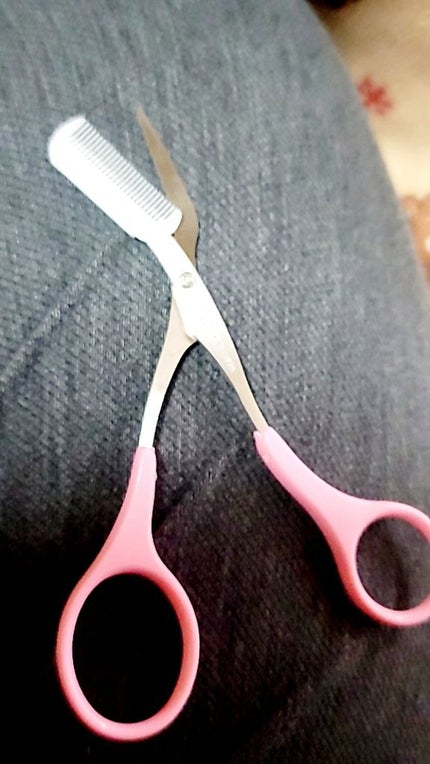 貝印 クシ付きマユハサミのクチコミ「
眉ハサミ紛失したためドラッグストアで購入しました!
不器用でいつもなかなか上手くいかないの.....」(1枚目)