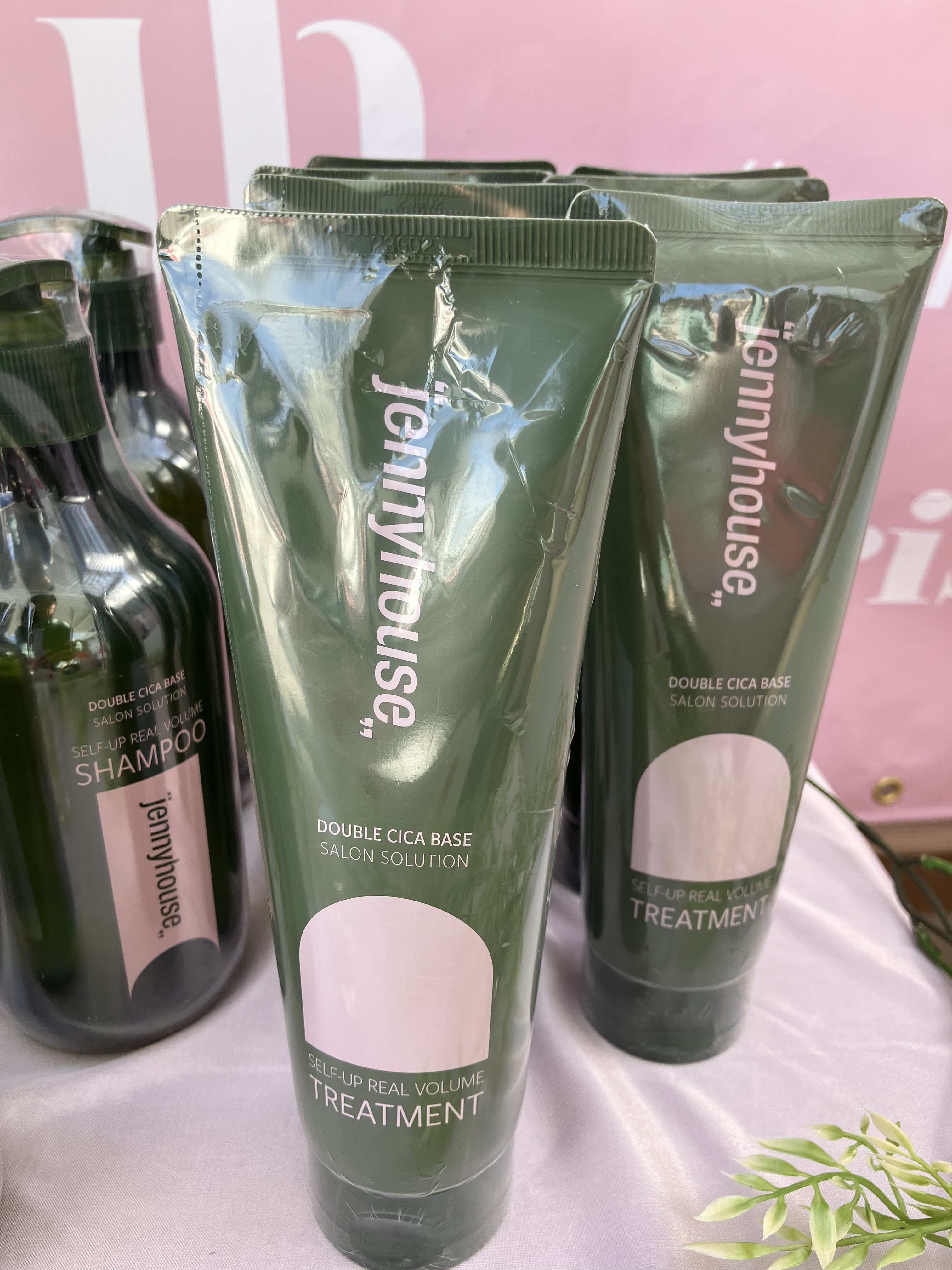 jenny house ダブルシカシャンプー/トリートメント のクチコミ「髪も肌と同じようにケアしようというスキンケア発想のトリートメント。ダブルシカ配合。
#はじめての投稿..」（1枚目）