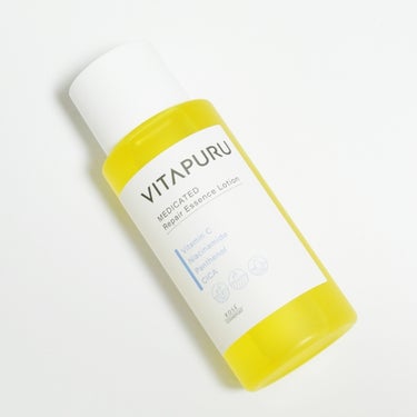【ビタプル　リペア エッセンスローション】

8月21日に発売になった「VITAPURU（ビタプル）」のローションをお試ししました。

「VITAPURU（ビタプル）」はあらゆる肌悩みの原因（※乾燥による）にアプローチし、すこやかな透明美肌に導く新スキンケアブランドで、ビタミンと乳酸菌の美肌効果に着目しているそう。

肌トラブルをケアし、美肌環境を整えてくれるので、あれがちな肌でも毎日使える低刺激設計なんだとか。

洗顔後、セラム→ローション→ジェルクリームの順番で使います。

この「リペア エッセンスローション」は2番目、セラムのあと。

みずみずしく角層深くまで浸透するオイルフリー処方の化粧水で、バリア機能に大切なうるおいをすみずみまで届け、ふっくらキメのある肌に整えます。

オイルフリーということもあって、しゃばしゃば、サラサラな感じ。

手で使ってもコットンを使ってもどちらでもOK。さっぱり使えるのが好印象。

肌なじみもよく、なじんだあとはしっとり仕上がるのが良いです。

余計な香りもなく、べたつきも残らないので、使いやすいなと思いました。

#PR
#VITAPURU
#ビタプル
#わがまま肌を応援
#新作コスメ
#スキンケア
#ビタミンCの画像 その0