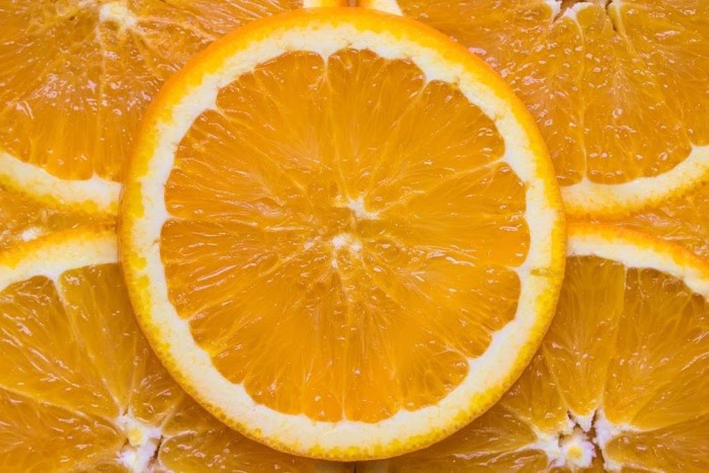 オレンジチークでヘルシーアピール！夏におすすめのオレンジチークを解説♡のサムネイル