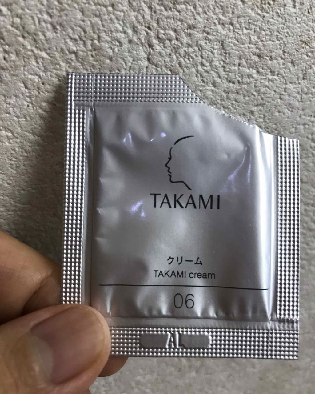 タカミ タカミクリームのクチコミ「いつも使ってるタカミスキンピール。定期便、を買うとたまに試供品が付いてきます。ゲル、ミルク、ク.....」（1枚目）