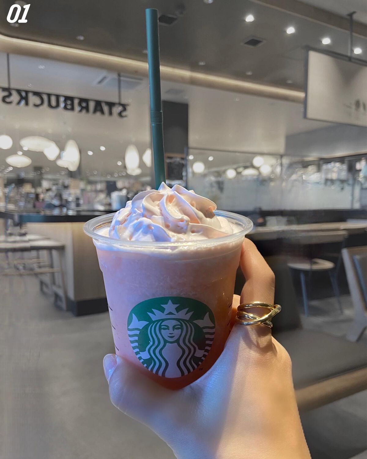 おんぷ on LIPS 「スタバ新作でまったりやっと新作🍑飲んだよーガム系じゃなく果汁..」(1枚目)