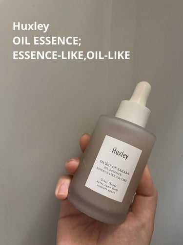 Huxley
OIL ESSENCE;
ESSENCE-LIKE,OIL-LIKE

今回のメモは美容液です！
なんと、LIPSのプレゼント応募で当選いたしました！！ありがとうございます！🥳

こちらの美容液は、美容液にしては大容量の100ml入っています！
蓋とスポイトが一体型になっていて、美容液が取り出しやすい&液ダレの心配がないのがありがたい…！
ただ遮光パッケージではないので、保存場所には注意したいですね⚠️
テクスチャーは、手の甲に乗せて傾けても流れない程度のとろみがあり、まさにエッセンスライクオイルライクといった感じです。
美容液の色はクリーム色ですが、塗った後の肌色には影響ありません。
少量でも良く伸び、肌馴染みも良いのと、何より実感できたのは保湿力です！✨
初めて使用した次の日の朝、昨日パックしなかったはずなのにこの肌の潤いはなんだ…？と考えたとき、すぐにこの美容液だと気がつきました。そのくらい保湿力が高く、即効性があります。
まだ使用して2日目ですが、これからが楽しみです👍🏻

何か気になることがありましたら、お気軽にコメントください🎶

#プレゼントキャンペーン_Huxley
#動画でスウォッチ


☆次回メモ予定商品  
Ziaja
intimate foam washの画像 その0