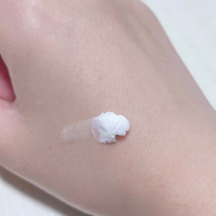 L'OCCITANE ルミナスパウダー スノーシア ハンドクリームのクチコミ「✔️L'OCCITANE ルミナスパウダー スノーシア ハンドクリーム
2023年ホリデ.....」(2枚目)