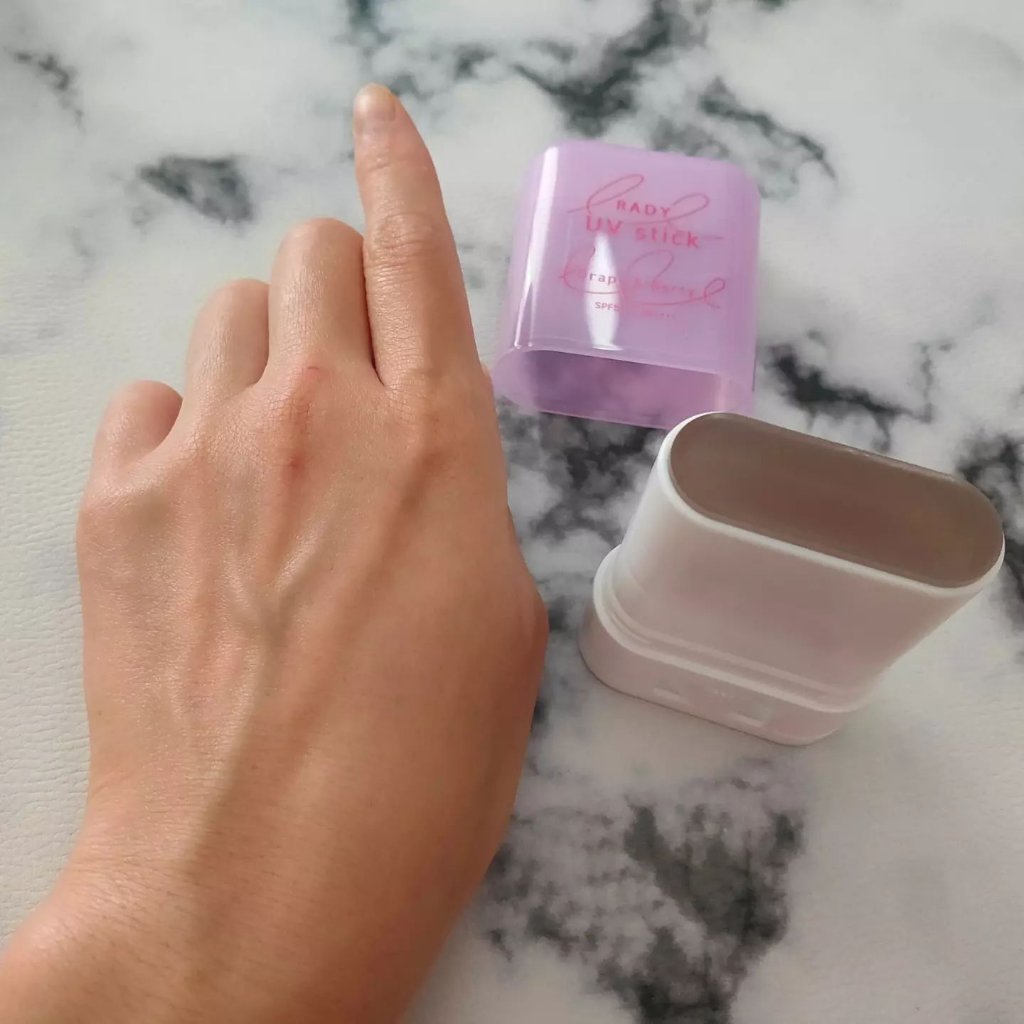 クリアUVスティック 巨峰ベリー /STラディー/日焼け止めスティックを使ったクチコミ（3枚目）