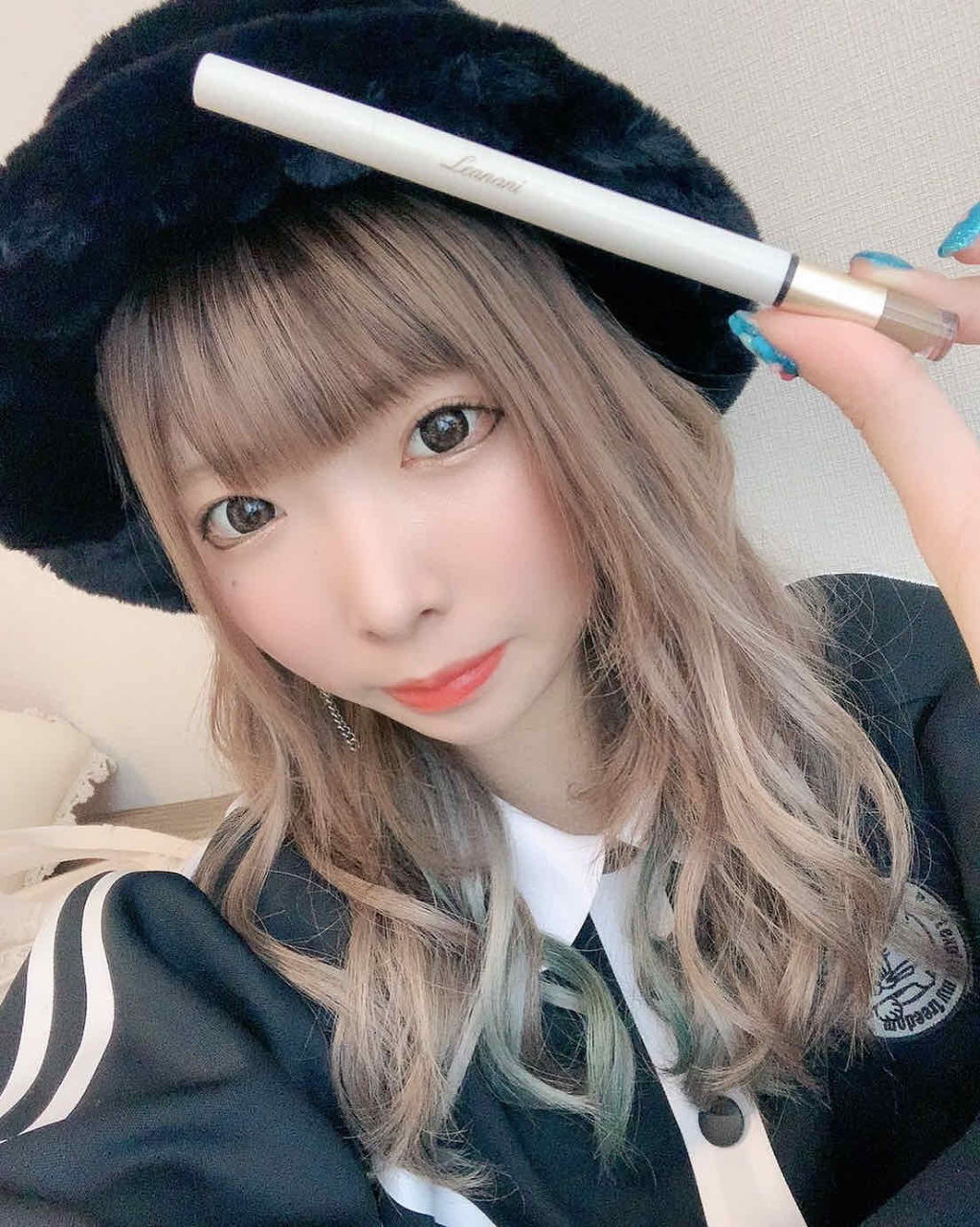 最近、眉毛に使ってるのこれ！
レアナニのパウダーとペンシル
一緒になったやつ(  ･̆ ･̆    )！
色はキャラメルブラウン🥡💯
眉毛描く瞬間にペンシル柔らかくなって力入れずにかける感じ！！
薄い色と濃い色の2色で出来てるから自然に